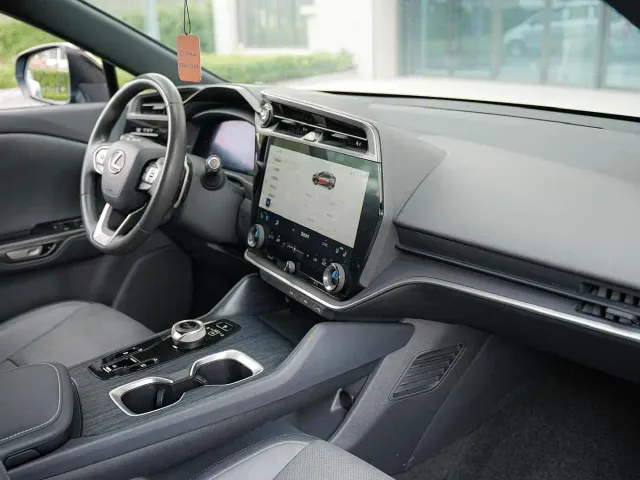 Lexus RZ — Фото автомобиля 9