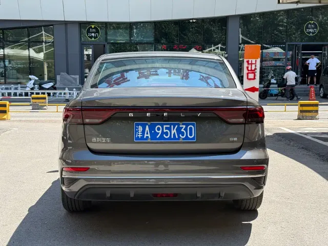 Geely Emgrand — Фото автомобиля 4