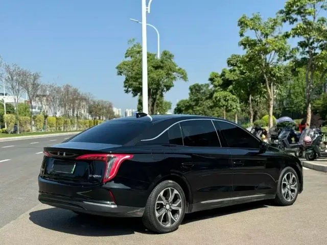 Hongqi E-QM5 — Фото автомобиля 7