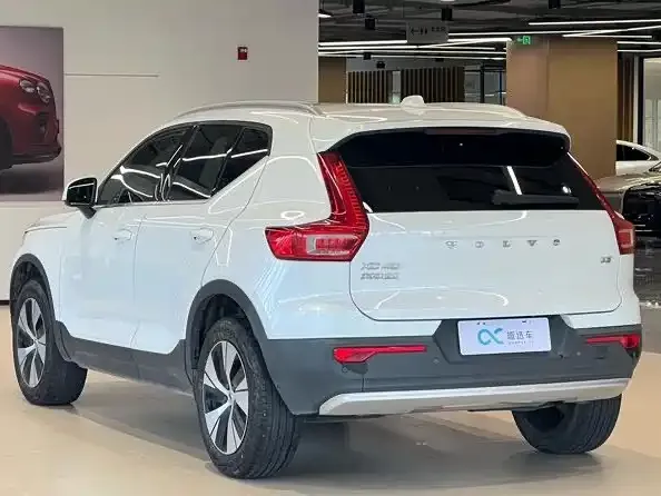 Volvo XC40 — Фото автомобиля 5