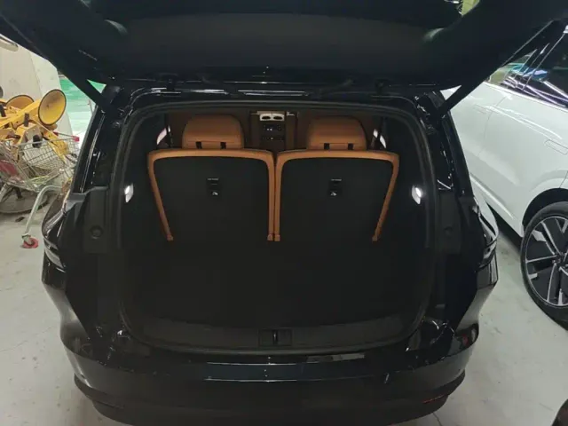 Li Auto i8 — Фото автомобиля 18