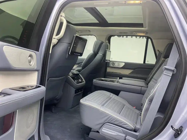 Lincoln Navigator — Фото автомобиля 19