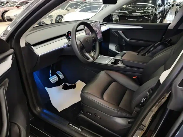 Tesla Model Y — Фото автомобиля 14