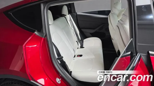 Tesla Model Y — Фото автомобиля 17