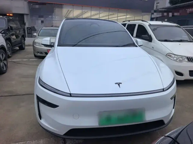 Tesla Model Y L — Фото автомобиля 2