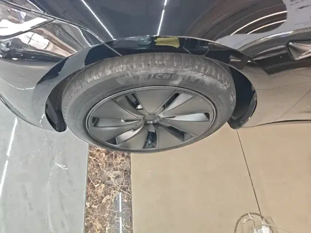Tesla Model 3 — Фото автомобиля 22