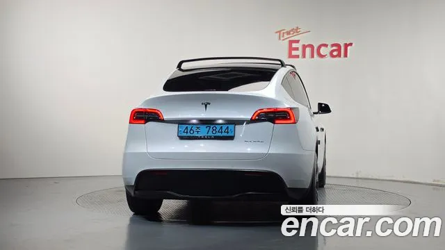 Tesla Model Y — Фото автомобиля 4