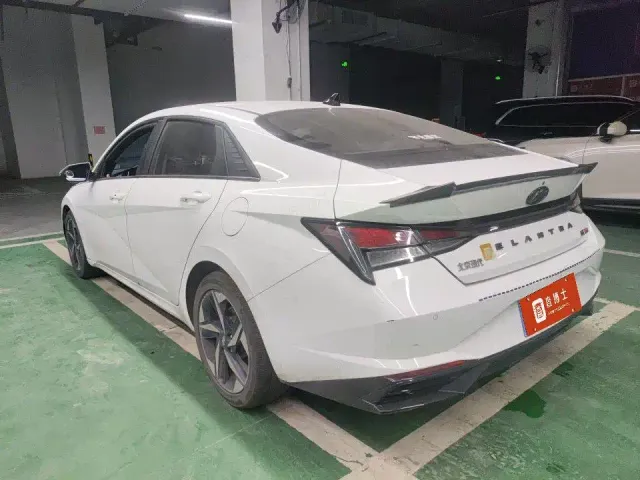 Hyundai Elantra — Фото автомобиля 3