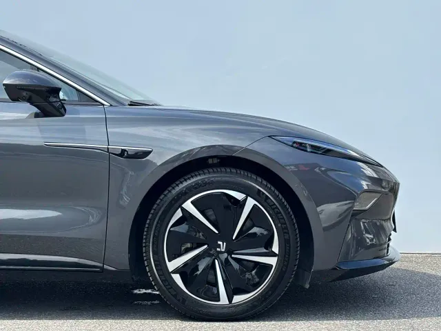 Roewe Rising Auto F7 — Фото автомобиля 6