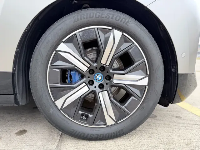 BMW iX — Фото автомобиля 17