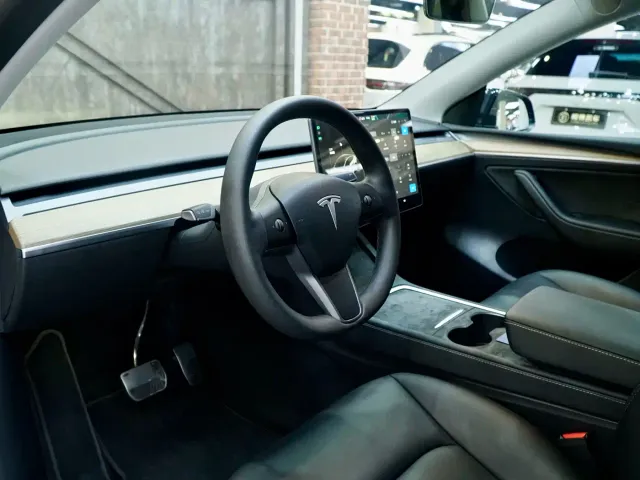 Tesla Model Y — Фото автомобиля 15