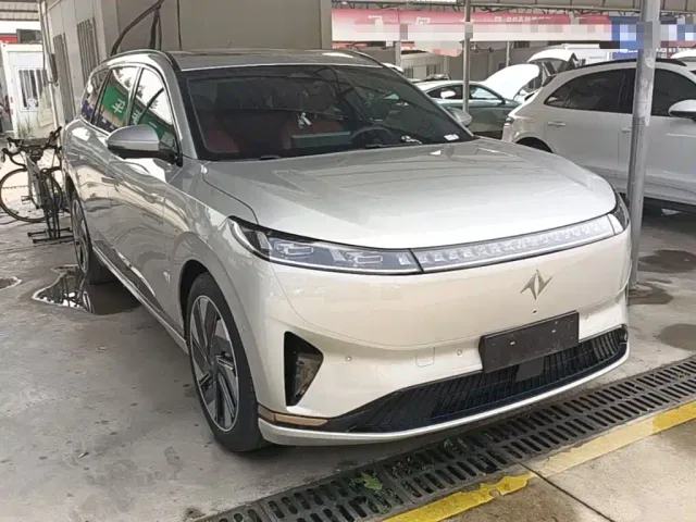 Dongfeng Yipai eπ008 2024 210Max Range Extender 6-Seater — Фото автомобиля 3