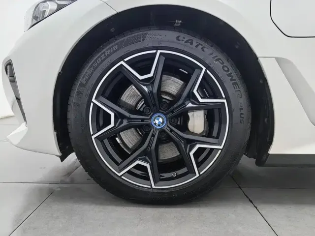 BMW BMW i3 2024 eDrive 40 L Shadow Night Package — Фото автомобиля 17