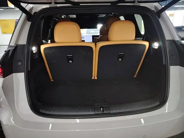 Li Auto i8 — Фото автомобиля 18