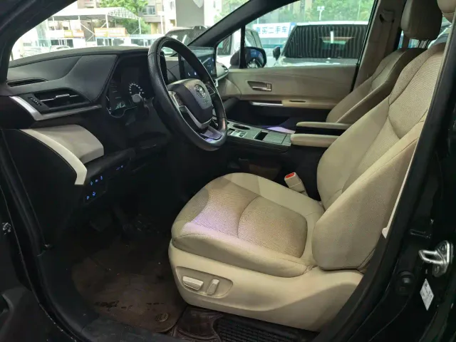 Toyota Sienna — Фото автомобиля 6