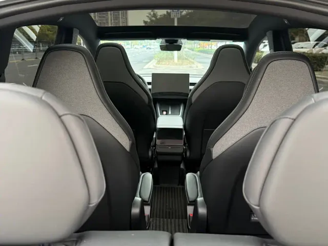 Tesla Model Y L — Фото автомобиля 5