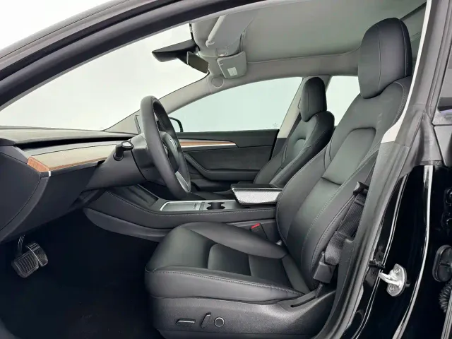 Tesla Model 3 — Фото автомобиля 12