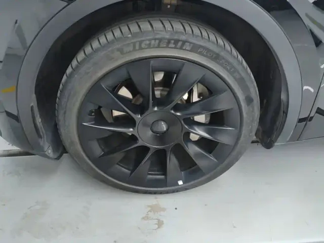 Tesla Model Y — Фото автомобиля 22