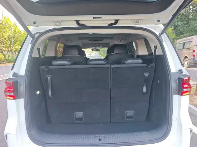Roewe iMAX8 — Фото автомобиля 23