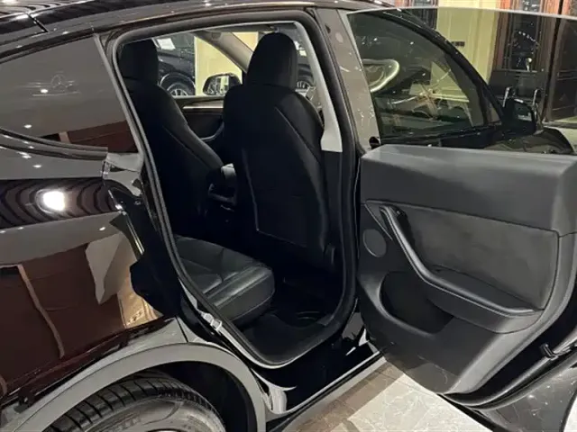 Tesla Model Y — Фото автомобиля 13