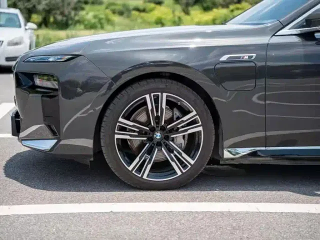 BMW i7 — Фото автомобиля 13