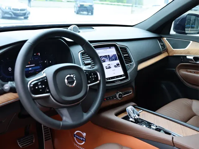 Volvo XC90 — Фото автомобиля 8
