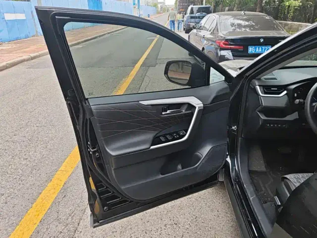 Toyota RAV4 — Фото автомобиля 7