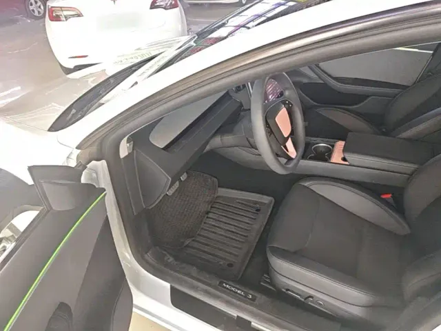 Tesla Model 3 — Фото автомобиля 15