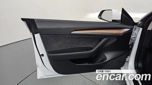 Tesla Model 3 — Фото автомобиля 23