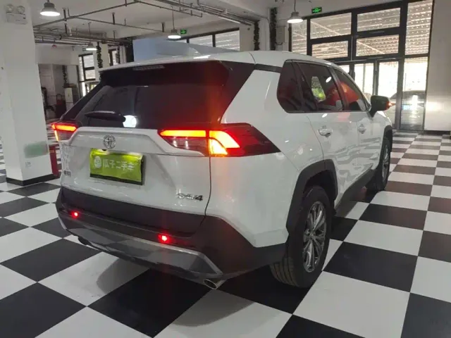 Toyota RAV4 — Фото автомобиля 6