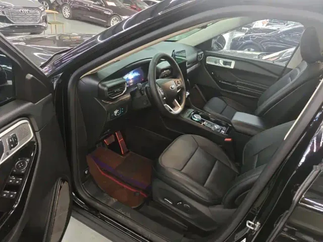 Ford Explorer — Фото автомобиля 15