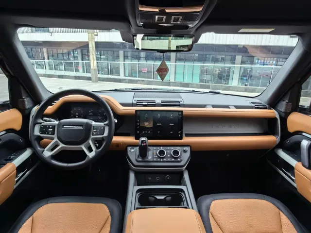 Land Rover Defender — Фото автомобиля 14