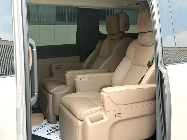 Li Auto MEGA — Фото автомобиля 5