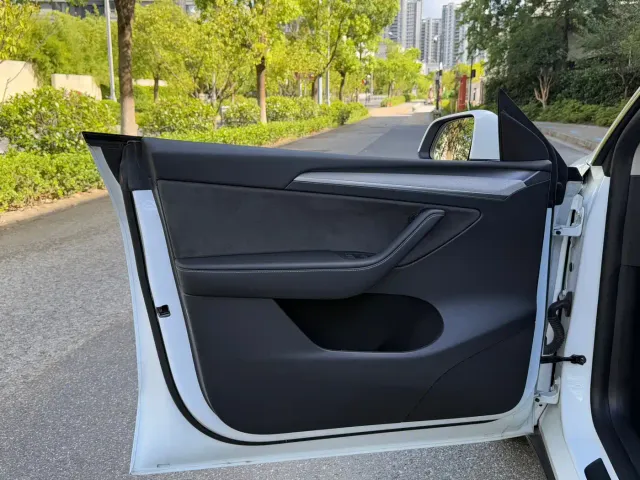Tesla Model Y — Фото автомобиля 16