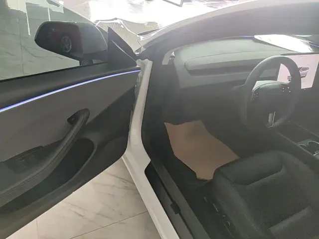 Tesla Model 3 — Фото автомобиля 15