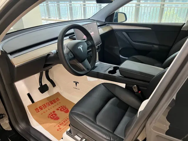 Tesla Model Y — Фото автомобиля 8