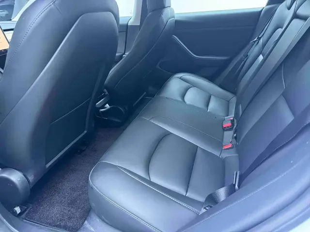 Tesla Model 3 — Фото автомобиля 9