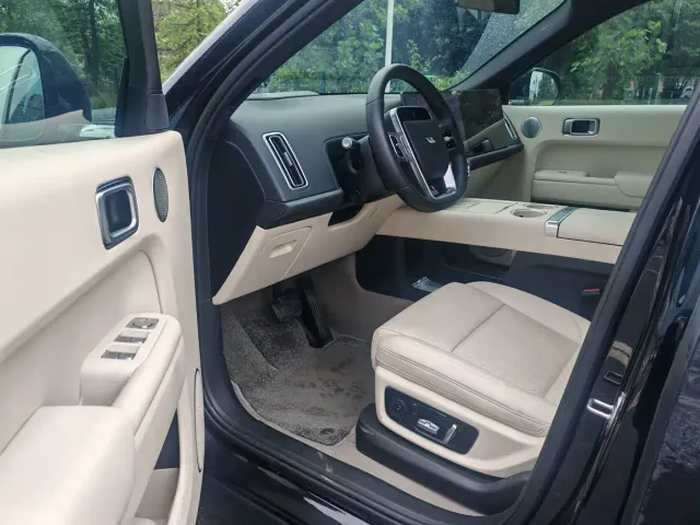Li Auto L8 — Фото автомобиля 4