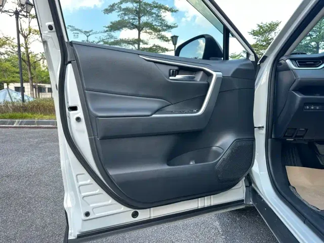 Toyota RAV4 — Фото автомобиля 4