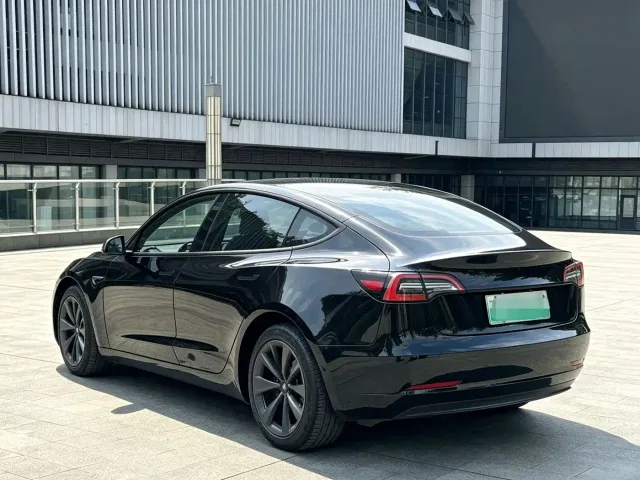 Tesla Model 3 — Фото автомобиля 11