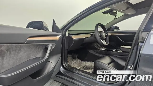 Tesla Model 3 — Фото автомобиля 10