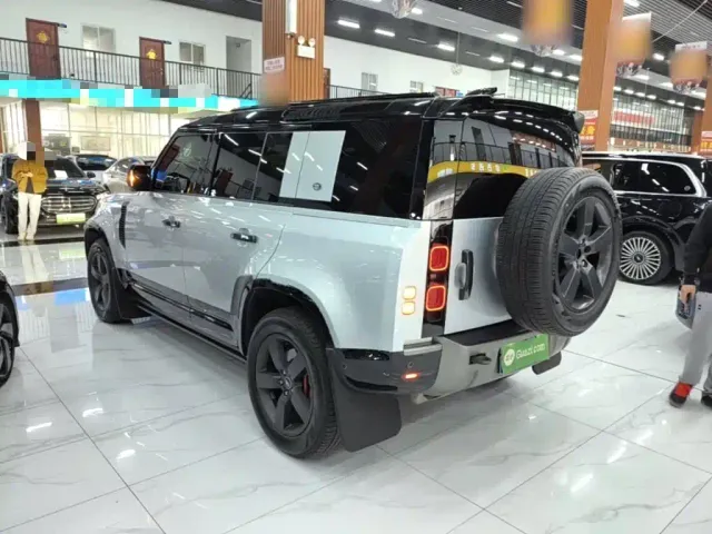 Land Rover Defender — Фото автомобиля 4