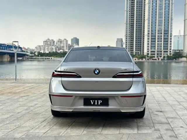 BMW BMW i7 2023 eDrive50L Leading M Sport Package — Фото автомобиля 8