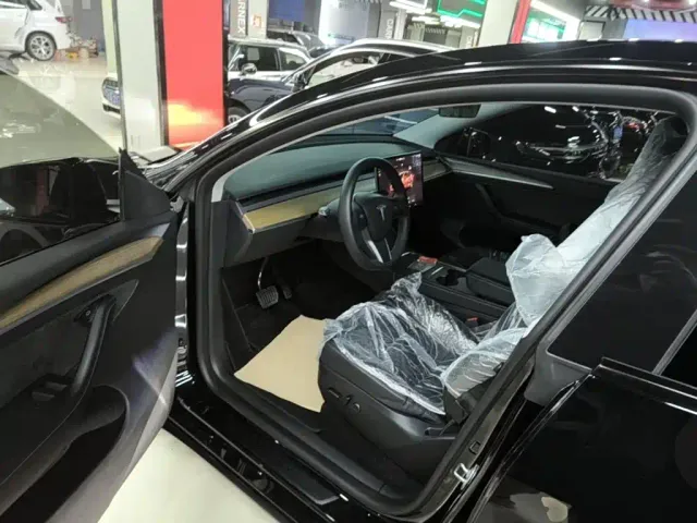 Tesla Model Y — Фото автомобиля 15