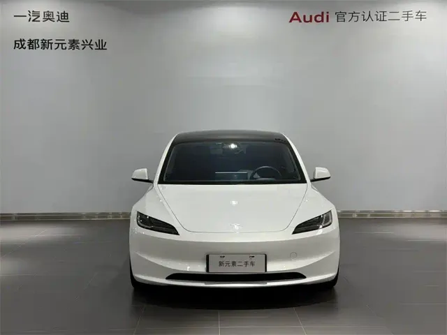 Tesla Model 3 — Фото автомобиля 2