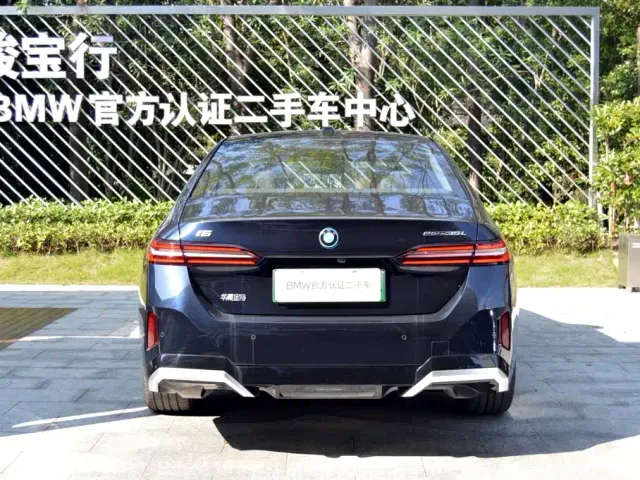 BMW i5 — Фото автомобиля 4
