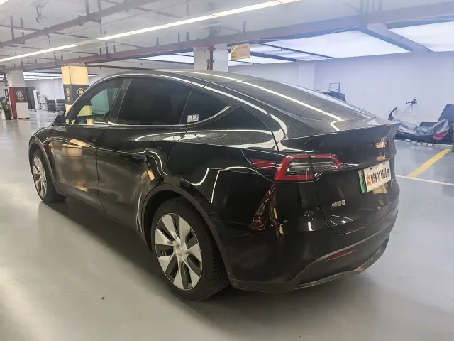 Tesla Model Y — Фото автомобиля 5