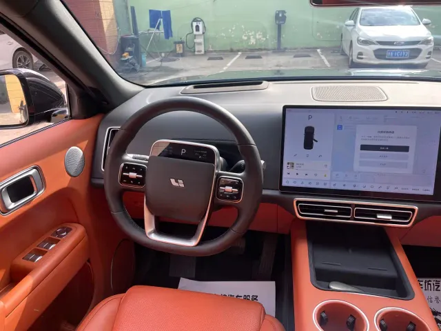 Li Auto L8 — Фото автомобиля 13