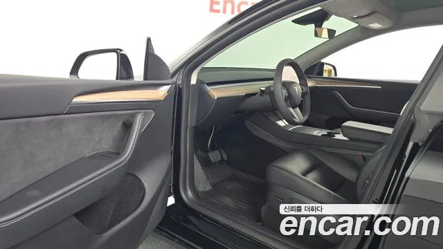 Tesla Model Y — Фото автомобиля 10
