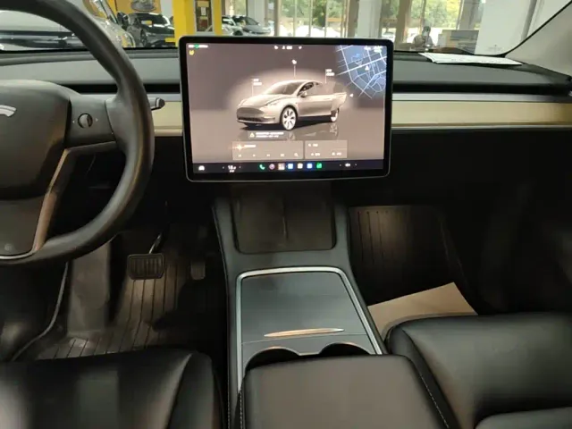 Tesla Model Y — Фото автомобиля 12